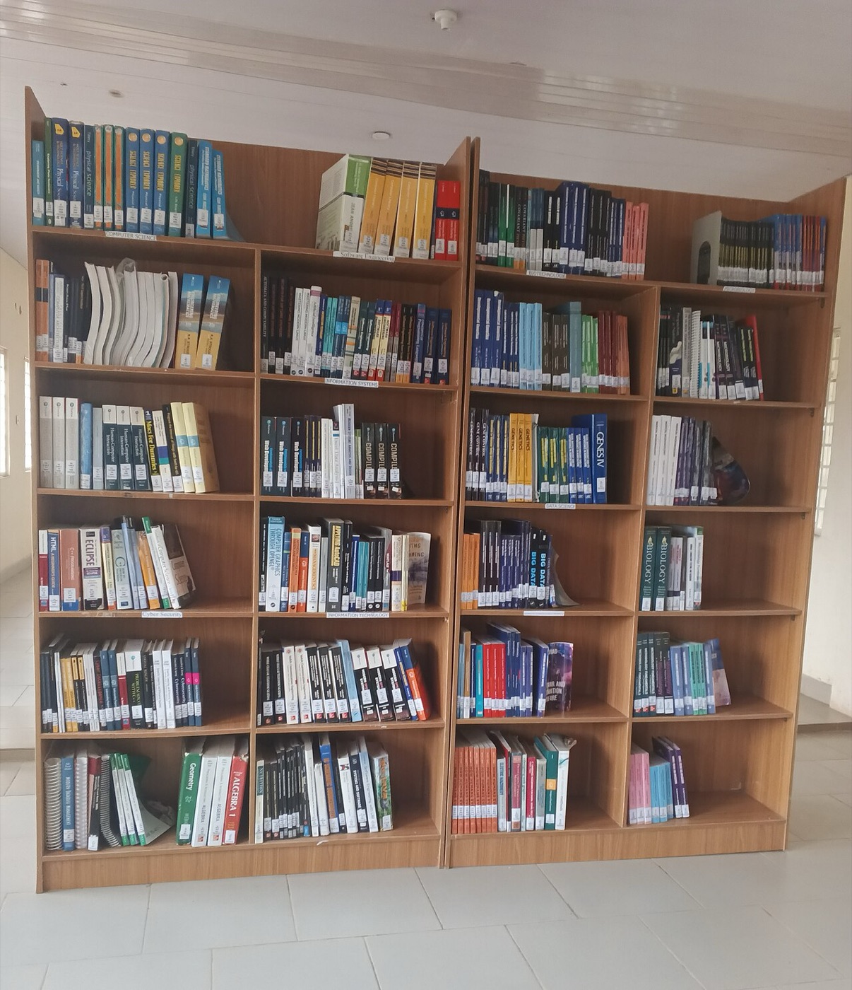 رفوفٌ خشبية تحمل مجلّداتٍ ومراجع قانونية